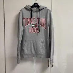 トミージーンズ　トレーナー　グレー　メンズ