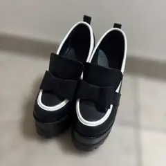 リボン付き黒白プラットフォームシューズ