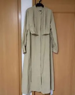 ベージュ プリーツ長袖ワンピース