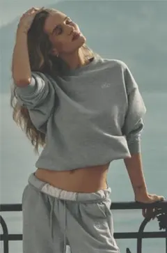 2026年最新】Alo yoga スウェットの人気アイテム - メルカリ