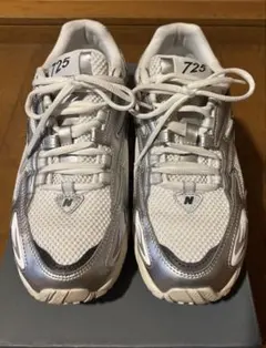 New Balance 725 ホワイト/シルバー スニーカー