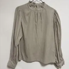 ベージュ　フリルネック　ブラウスのサムネイル