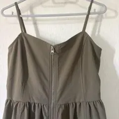 【GU】フロントジップバブルヘム キャミワンピースカーキ色のサムネイル