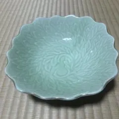 淡い緑色の波型ボウル 陶器製