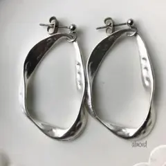 マットシルバーねじれフープ樹脂ピアス・ピアス・イヤリング