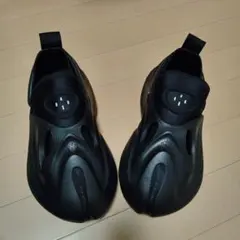 ユニークシルエット ブラックスニーカー