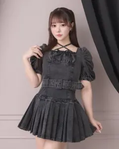 pium ヨーク切替ベルト付きプリーツミニワンピース