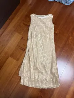 新品同様TWO:C ベージュ エンボス加工 ロングドレス