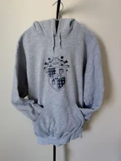 グレー エンブレム付き フードパーカー