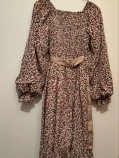 ウエストベルト付き　花柄ロングワンピース