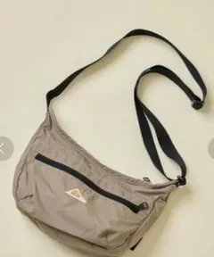 【新品】フリークスストア　KELTY　ハーフムーンミニショルダーバッグ　ベージュ