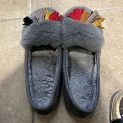 グレーのファー付きモカシン