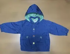 青いフード付きジャケット