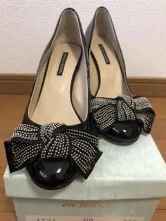 パンプス 黒　スタッズリボン　エナメル　美品