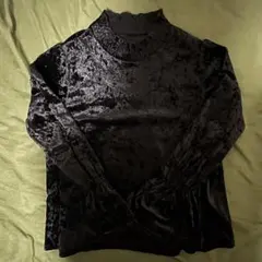 黒いベルベットタートルネックシャツ