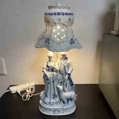 青と白の陶器製テーブルランプ