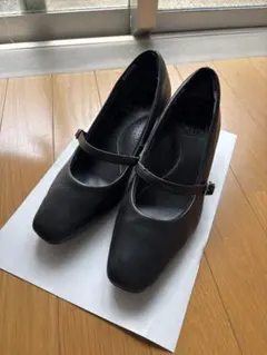 ブラックパンプス 中ヒール ストラップ付き