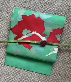 帯◎九寸 名古屋帯 鮮やかな緑色 真紅の椿か薔薇か クリスマスカラー