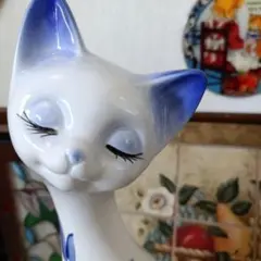 青い花模様の猫の置物　中古　ねこ好きな方へ