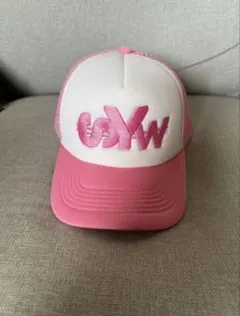 ピンク刺繍ロゴ トラッカーキャップ