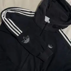 adidas スリーストライプ トレフォイル刺繍 パーカー