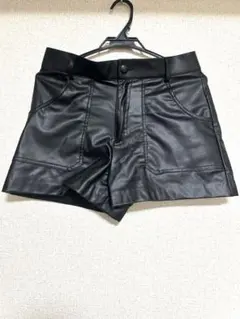 ZARA フェイクレザーショートパンツ