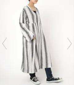 美品】RNA アールエヌエー　ストライプ　フレアカフスワンピース　ナチュラル　麻のサムネイル