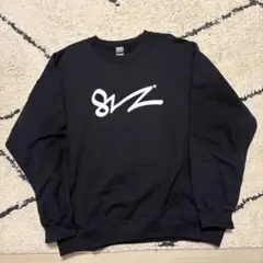 ブラック ロゴ入り クルーネックスウェット