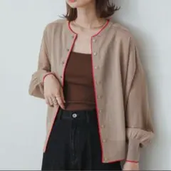 SENSE OF PLACE ベージュ 赤アクセント ボタン付きカーディガ