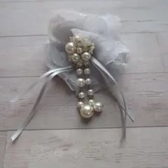 薄いグレー花 モチーフコサージュ