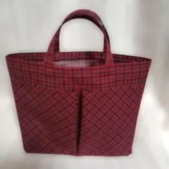 赤と黒のタータンチェック柄のバックインバッグ