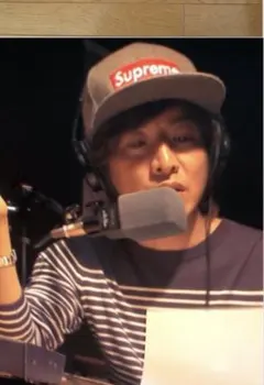 木村拓哉着uniform experimentボーダーニット同型同色ネイビー