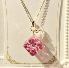 1785.スワロ入り♡ キューブ型レジンネックレス♡ - メルカリ