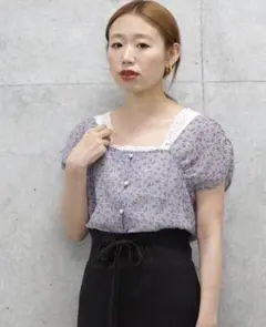 小花柄ギャザーショルダースクエアネックトップスのサムネイル