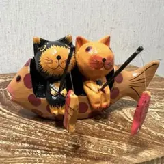 魚ベンチで釣りをしている猫さん2匹組 黒猫茶猫 木製 釣りネコ バリ猫 バリ雑貨