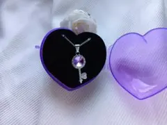 紫色のクリスタル鍵ネックレス
