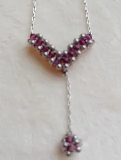 紫色ビーズのV字型ネックレス