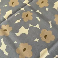 本日まで週末大特価！大人気　北欧デザイン！花柄プリント生地 グレー ベージュ