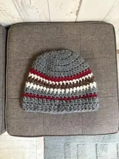 ストライプデザインのニット帽