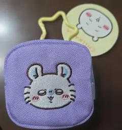 ちいかわ　カラビナつき　刺繍スクエアミニポーチ