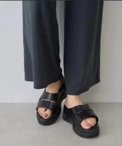 美品 BEARDSLEYビアズリー レザートレックサンダル黒 23.5のサムネイル