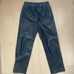 黒レザー　ストレッチパンツ