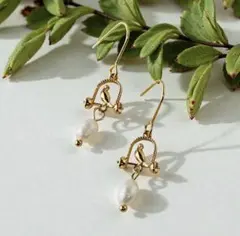 リトルバードピアス　揺れる上品ゴールド　小鳥と淡水パール　大人可愛い　シンプル