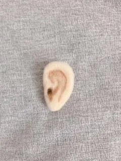 耳　ブローチ　羊毛フェルト