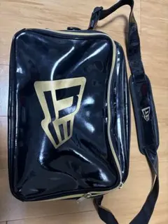 ニューエラ　NEW ERA エナメル 光沢黒ショルダーバッグ ゴールドロゴ