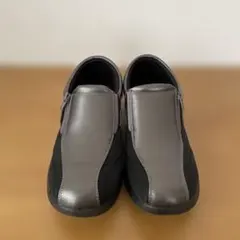 ジッパー付きグレー合成皮革スニーカー