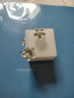 花形クリスタルピアス 装飾付き