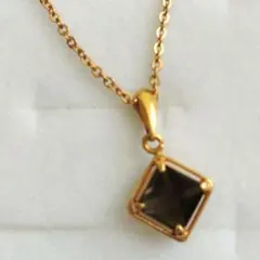 ゴールド スクエア型ペンダントネックレス