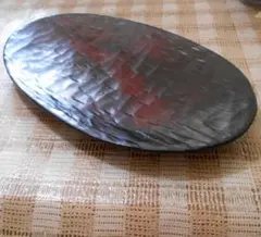 【作家もの】手彫り漆楕円皿　30㎝×17㎝ ワイルドな刷毛目とノミ痕が魅力