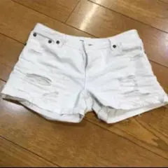 白いショートパンツ